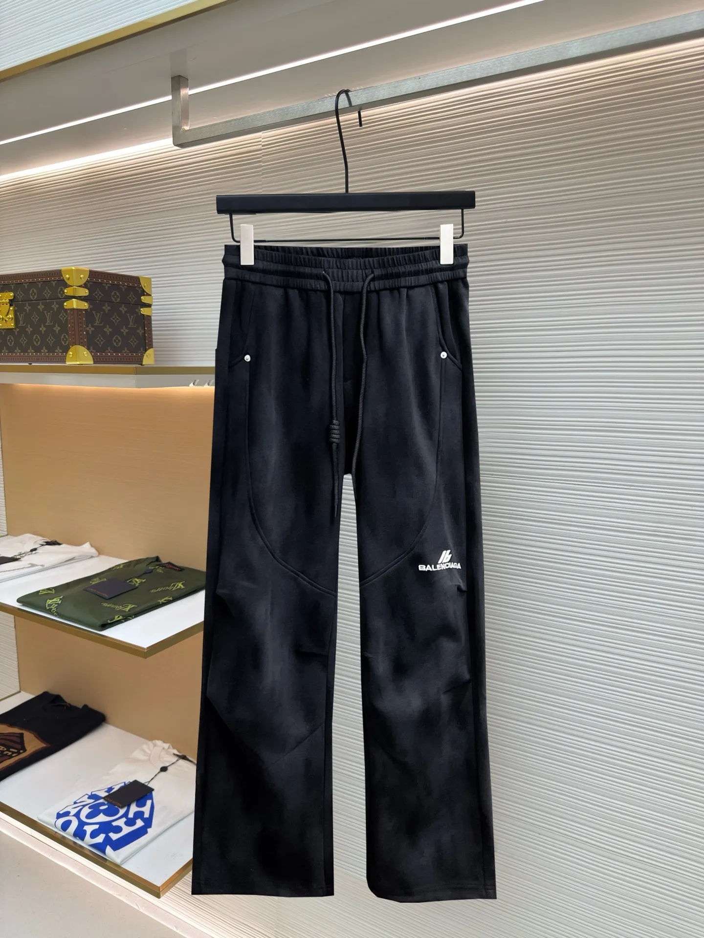 Balenciaga 🆕2026 Autumn and Winter New Arrival Casual Pants! The official website will be released simultaneously. Brand Classic LOGO casual pants, customized fabrics, excellent comfort and strong touch. Highly recognisable, perfect appearance and craftsmanship. Size:M-3XL